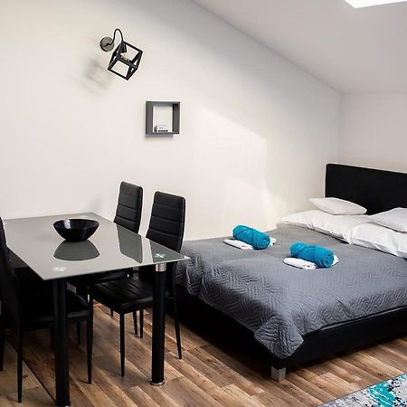 Apartament Manhattan Мелец Екстериор снимка